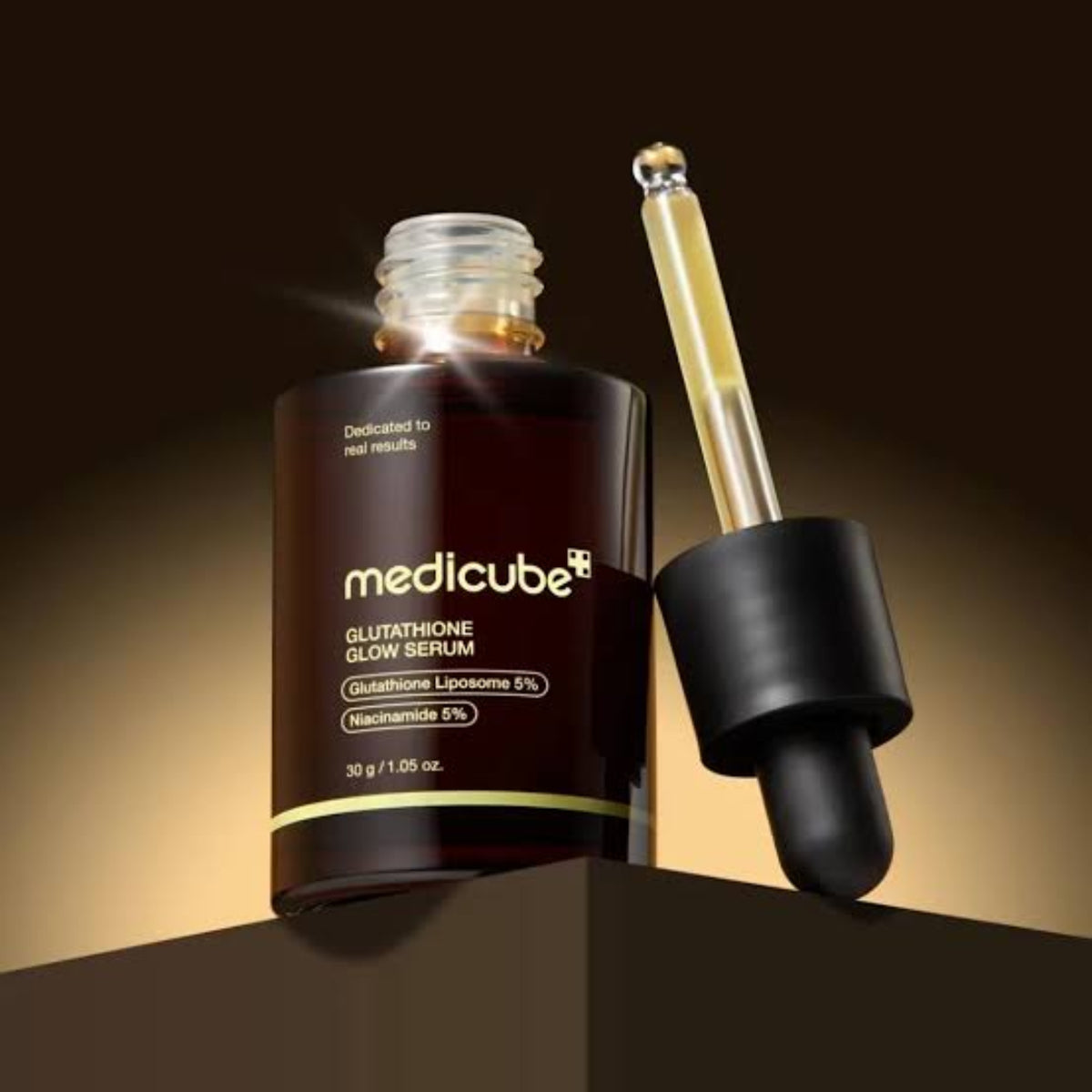 Bottle with dropper: MEDICUBE Age-R Glutathione Glow Serum bottle with its dropper beside it