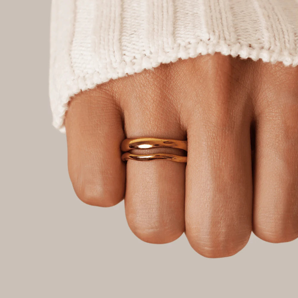 BEAUTIFUL EARTH - THIN WAVE BAND RING – 18K GOLD - SIZE 8