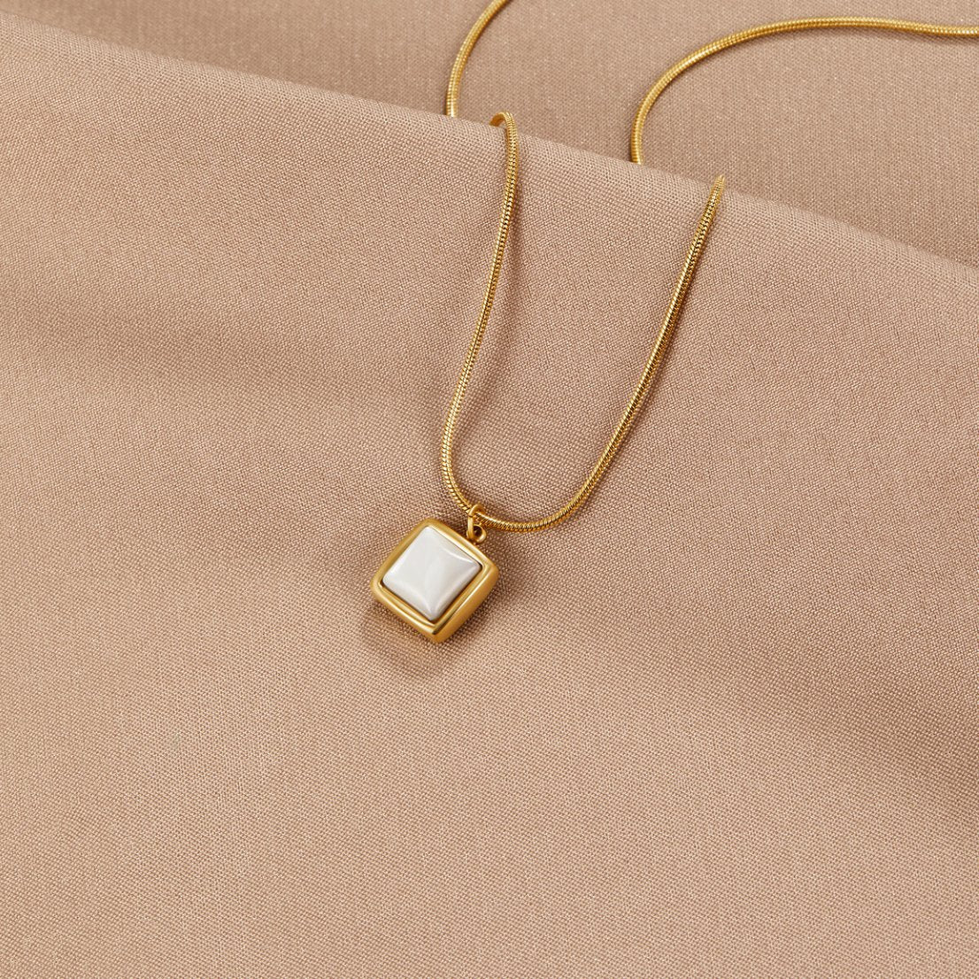 BEAUTIFUL EARTH - RIVA MOONSTONE PENDANT NECKLACE